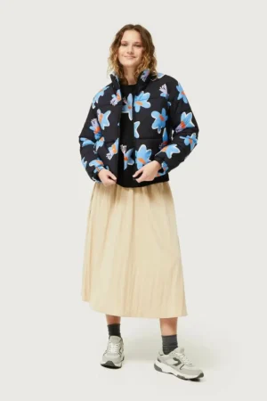 abrigo_acolchado_estampad_0.webp Abrigo acolchado estampado floral Calatea negro-COMPAÑIAFANTASTICA Fashion