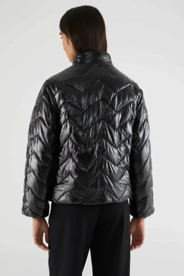 Abrigo corto acolchado brillante negro-COMPAÑIAFANTASTICA New