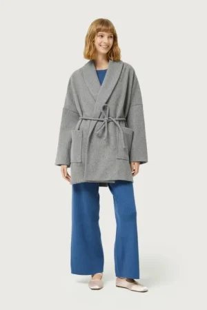abrigo_corto_con_cinturn__0-1.webp Abrigo corto con cinturón gris-COMPAÑIAFANTASTICA Hot