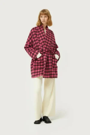 abrigo_corto_con_cinturn__0.webp Abrigo corto con cinturón cuadros rosas-COMPAÑIAFANTASTICA Discount