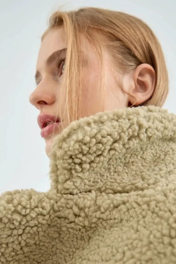 abrigo_corto_de_borreguit_3.webp Abrigo corto de borreguito verde-COMPAÑIAFANTASTICA Outlet