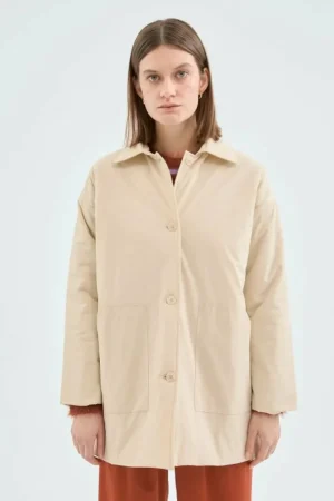 abrigo_corto_en_tejido_tc_0-1.webp Abrigo corto en tejido técnico beige-COMPAÑIAFANTASTICA New