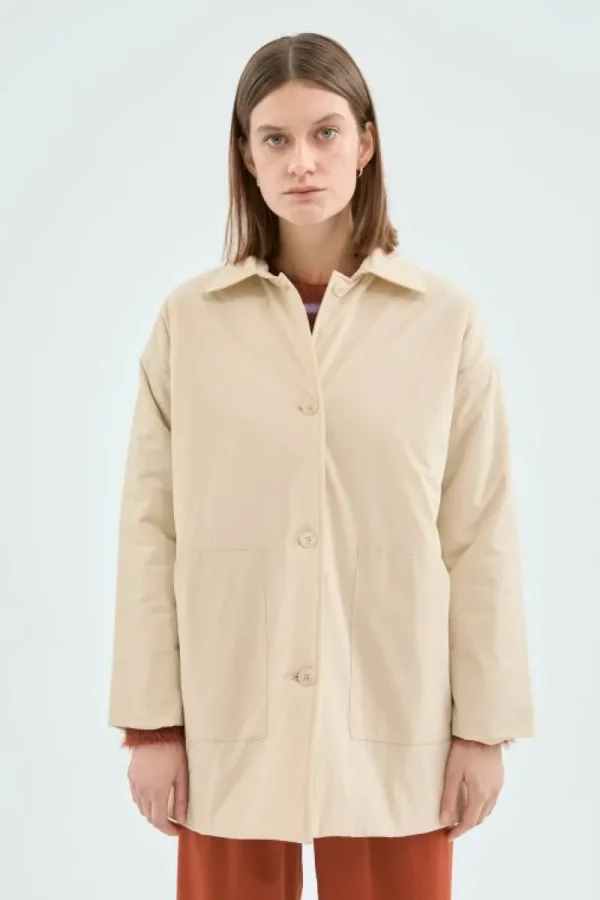 Abrigo corto en tejido técnico beige-COMPAÑIAFANTASTICA New