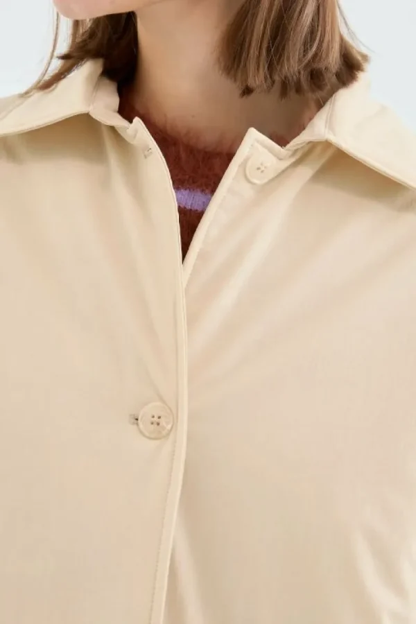 Abrigo corto en tejido técnico beige-COMPAÑIAFANTASTICA New