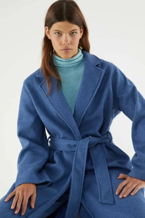 abrigo_midi_con_cuello_so_4.webp Abrigo midi con cuello solapa azul-COMPAÑIAFANTASTICA Shop