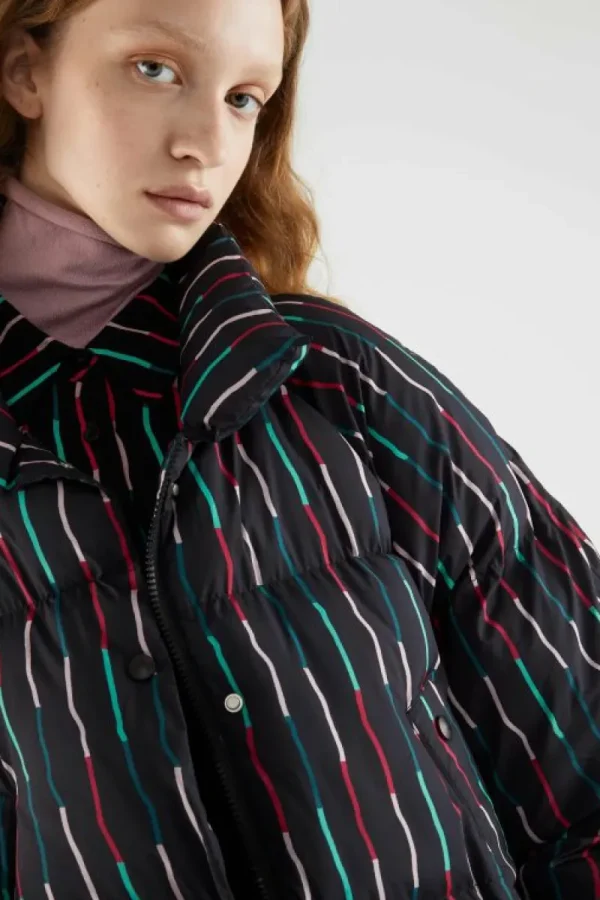 abrigo_plumfero_midi_con__3.webp Abrigo plumífero midi con estampado de rayas negro-COMPAÑIAFANTASTICA Discount