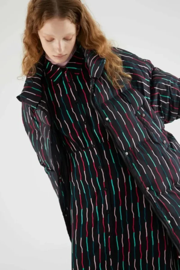 abrigo_plumfero_midi_con__5.webp Abrigo plumífero midi con estampado de rayas negro-COMPAÑIAFANTASTICA Discount