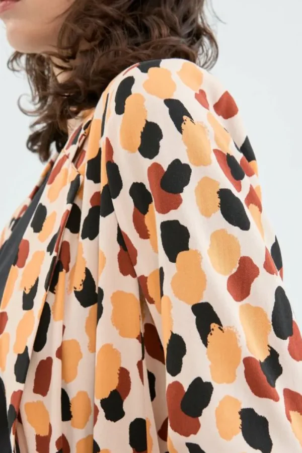 blazer_fluida_de_traje_co_3.webp Blazer fluida de traje con estampado de lunares-COMPAÑIAFANTASTICA Discount