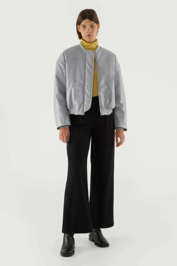 bomber_acolchada_de_piel__4.webp Bomber acolchada de piel sintética gris-COMPAÑIAFANTASTICA Best Sale