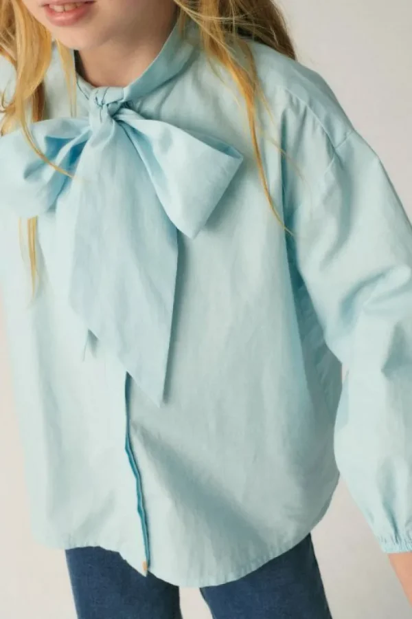 camisa_de_nia_oversize_co_2-1.webp Camisa de niña oversize con lazada azul-MINI Best Sale