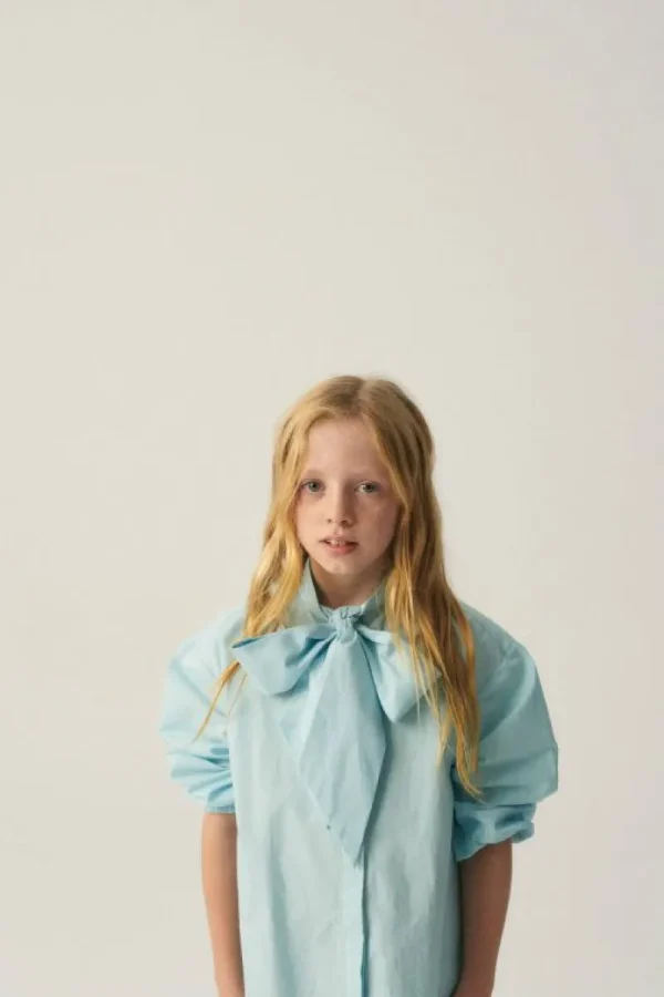 camisa_de_nia_oversize_co_3-1.webp Camisa de niña oversize con lazada azul-MINI Best Sale