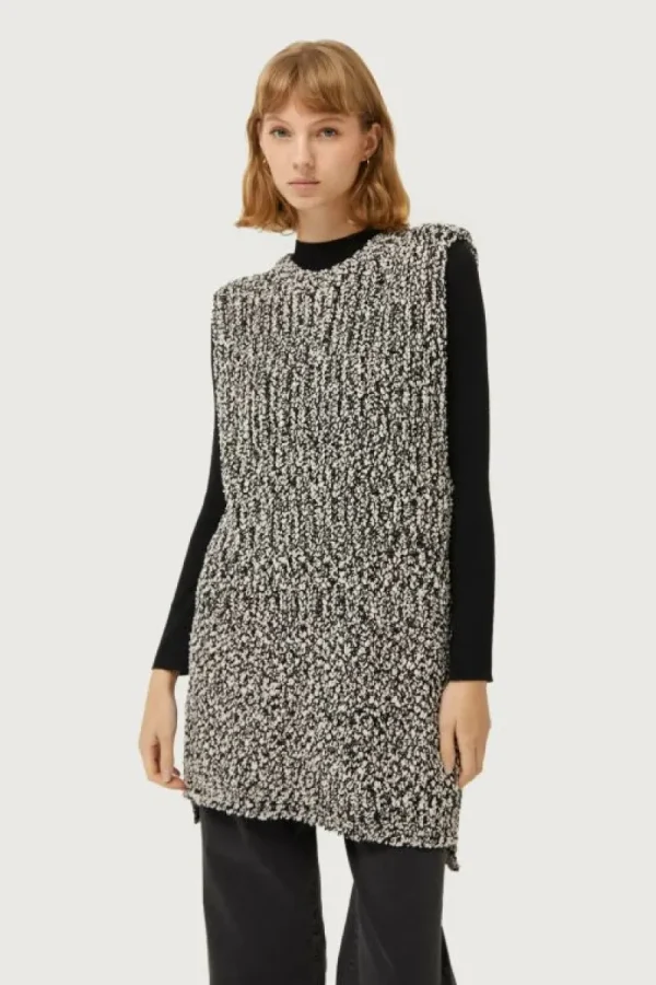 chaleco_de_punto_grueso_b_2.webp Chaleco de punto grueso blanco y negro-COMPAÑIAFANTASTICA New