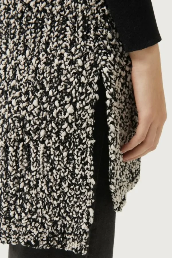 chaleco_de_punto_grueso_b_3.webp Chaleco de punto grueso blanco y negro-COMPAÑIAFANTASTICA New