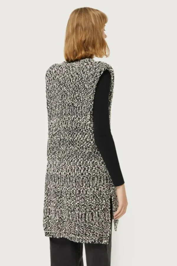 chaleco_de_punto_grueso_b_5.webp Chaleco de punto grueso blanco y negro-COMPAÑIAFANTASTICA New