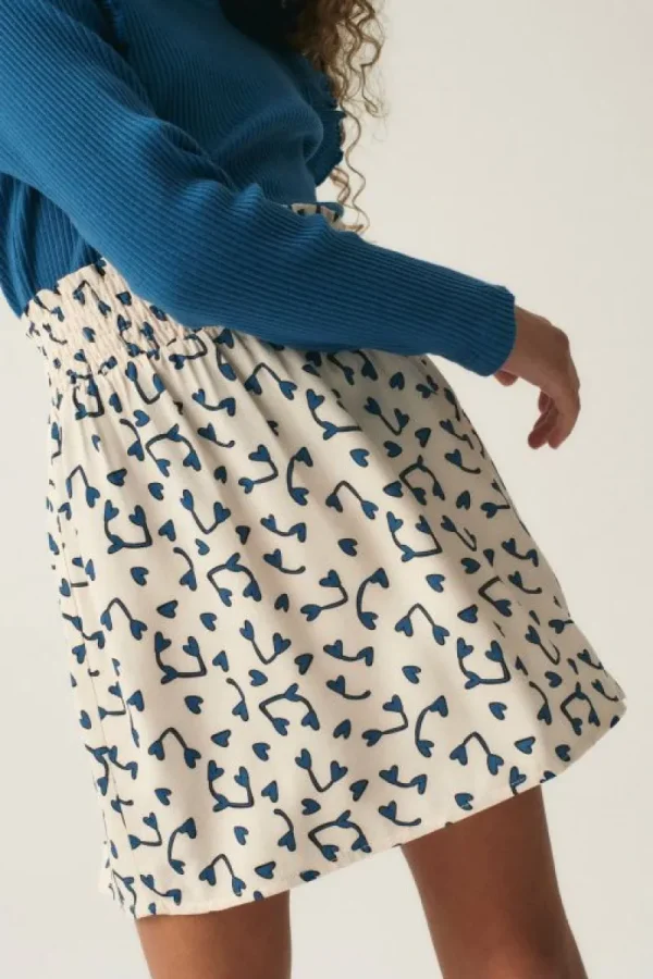 falda_corta_de_nia_con_es_2-1.webp Falda corta de niña con estampado de corazones-MINI Shop