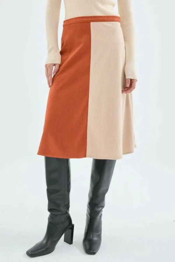 falda_midi_de_pana_de_tir_2.webp Falda midi de pana de tiro alto bicolor beige-COMPAÑIAFANTASTICA Best Sale