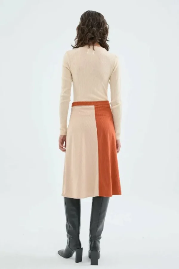 falda_midi_de_pana_de_tir_3.webp Falda midi de pana de tiro alto bicolor beige-COMPAÑIAFANTASTICA Best Sale