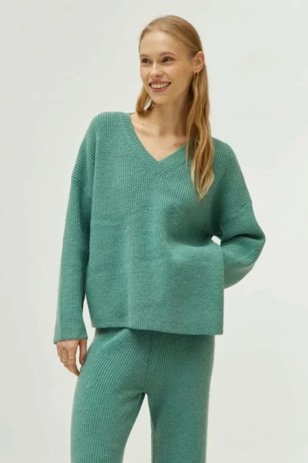 jersey_cuello_pico_verde_2.webp Jersey cuello pico verde-COMPAÑIAFANTASTICA Best