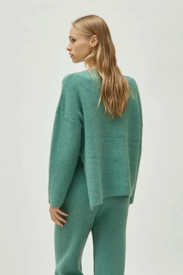 jersey_cuello_pico_verde_4.webp Jersey cuello pico verde-COMPAÑIAFANTASTICA Best