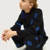 jersey_de_nia_de_punto_ja_3-2.webp Jersey de niña de punto jacquard estampado de lunares azules-MINI Fashion