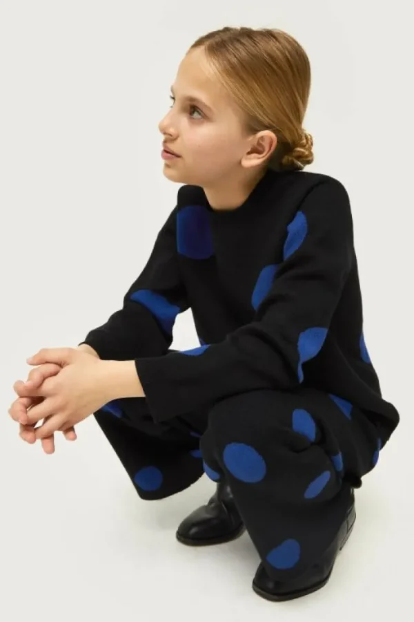 jersey_de_nia_de_punto_ja_3-2.webp Jersey de niña de punto jacquard estampado de lunares azules-MINI Fashion