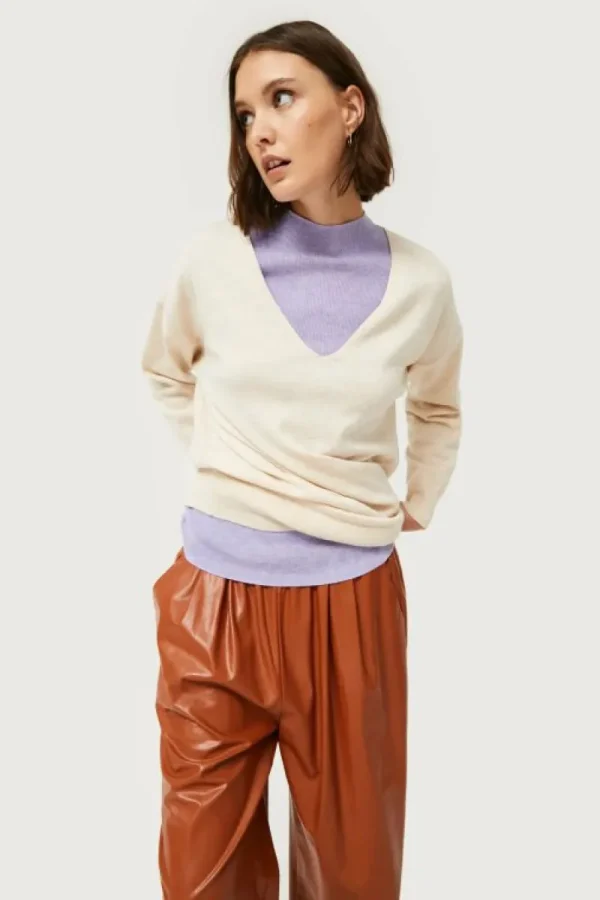 jersey_de_punto_con_cuell_3.webp Jersey de punto con cuello pico blanco-COMPAÑIAFANTASTICA Fashion