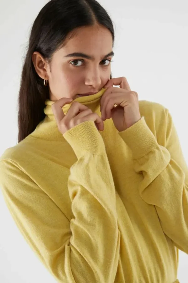 jersey_de_punto_fino_con__5.webp Jersey de punto fino con cuello alto amarillo-COMPAÑIAFANTASTICA Outlet