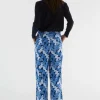 pantaln_largo_recto_con_e_3-1.webp Pantalón largo recto con estampado abstracto azul-COMPAÑIAFANTASTICA New