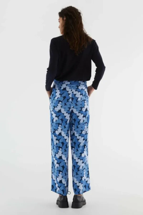 pantaln_largo_recto_con_e_3-1.webp Pantalón largo recto con estampado abstracto azul-COMPAÑIAFANTASTICA New