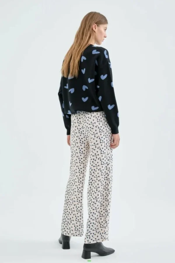 pantaln_largo_recto_con_e_3-6.webp Pantalón largo recto con estampado de corazones-COMPAÑIAFANTASTICA Sale