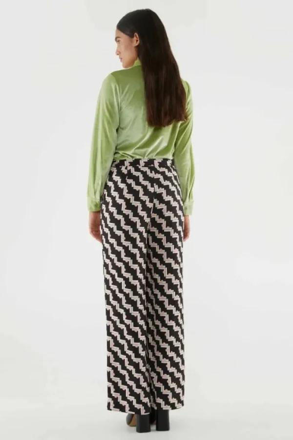 pantaln_largo_recto_con_e_3.webp Pantalón largo recto con estampado geométrico negro-COMPAÑIAFANTASTICA Sale