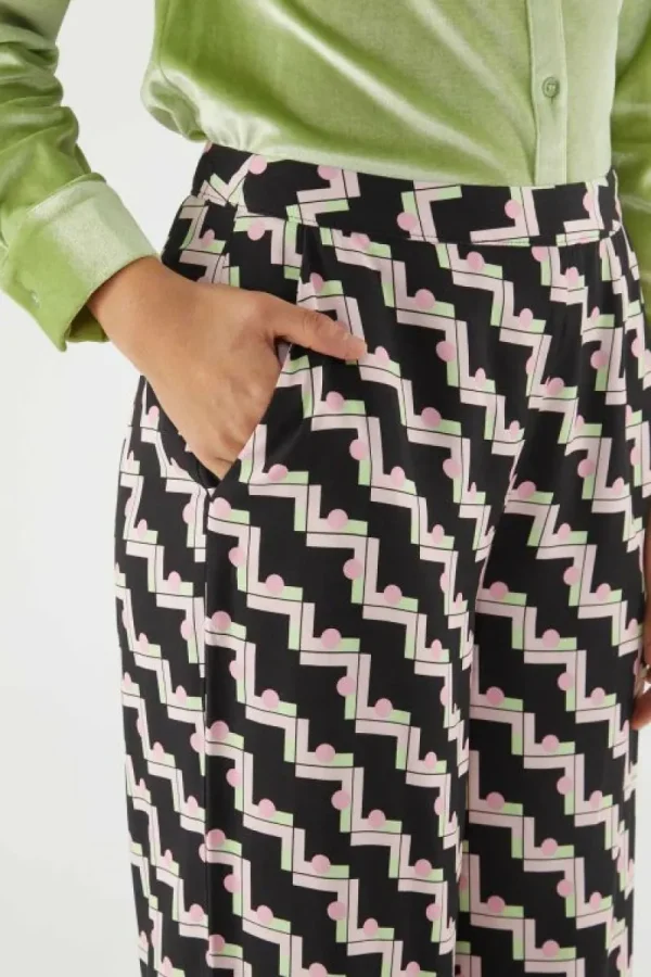 pantaln_largo_recto_con_e_4.webp Pantalón largo recto con estampado geométrico negro-COMPAÑIAFANTASTICA Sale