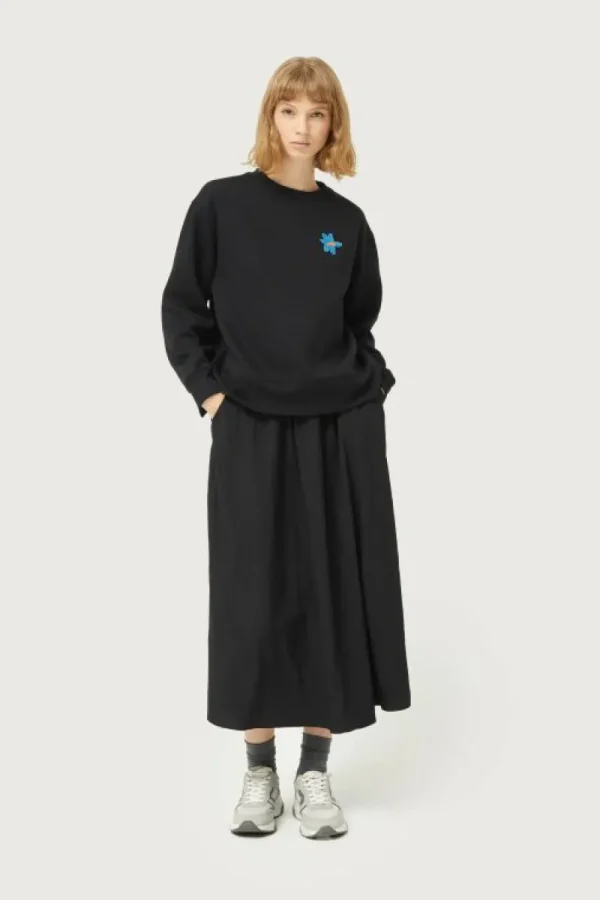 sudadera_con_parche_de_fl_0.webp Sudadera con parche de flor negra-COMPAÑIAFANTASTICA Shop