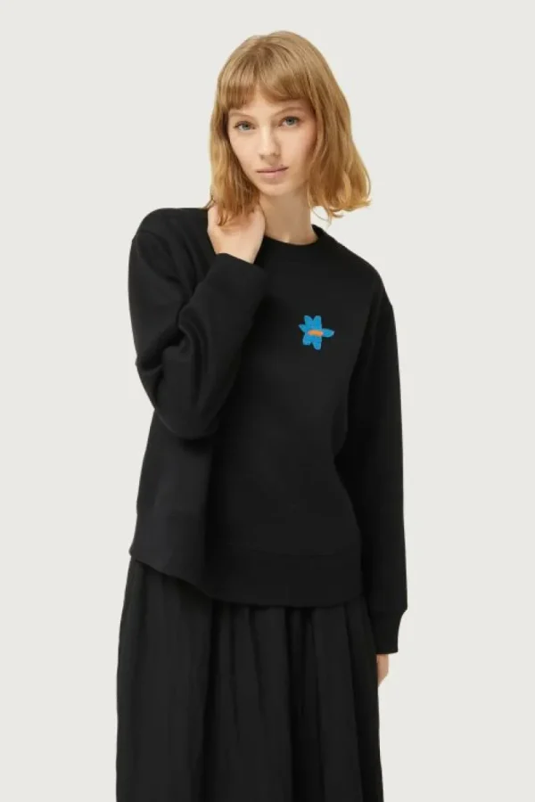 sudadera_con_parche_de_fl_2.webp Sudadera con parche de flor negra-COMPAÑIAFANTASTICA Shop