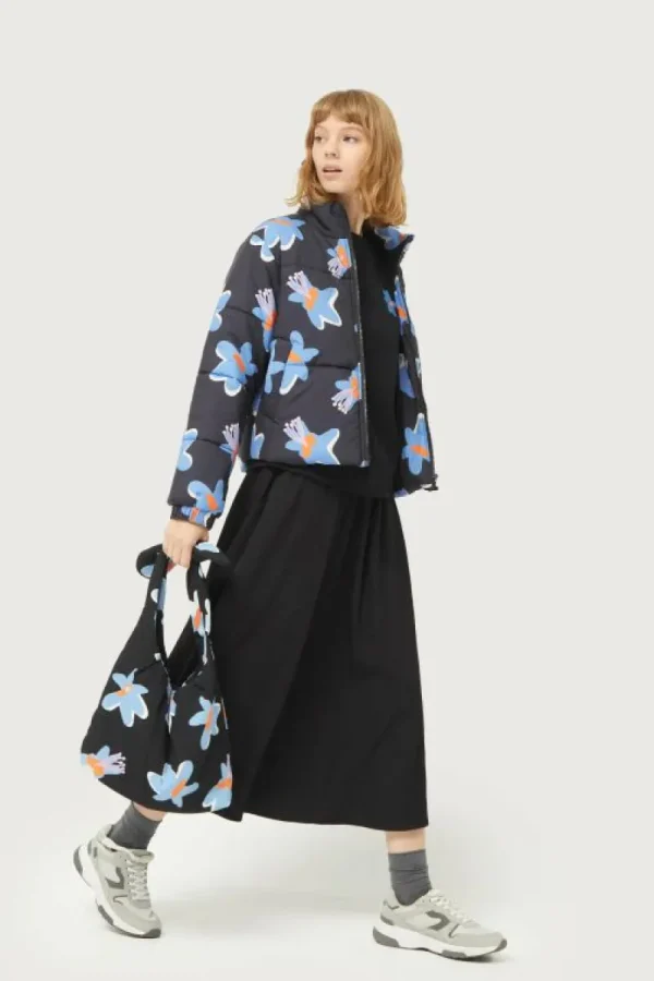 sudadera_con_parche_de_fl_3.webp Sudadera con parche de flor negra-COMPAÑIAFANTASTICA Shop