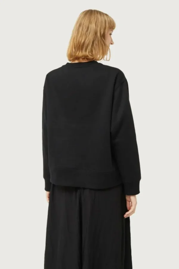 sudadera_con_parche_de_fl_4.webp Sudadera con parche de flor negra-COMPAÑIAFANTASTICA Shop