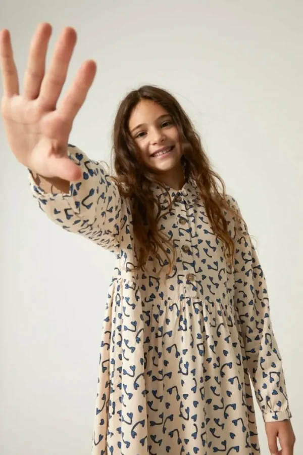 Vestido corto camisero de niña con estampado de corazones-MINI Online