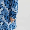 vestido_corto_con_manga_l_5.webp Vestido corto con manga larga y estampado abstracto azul-COMPAÑIAFANTASTICA Online