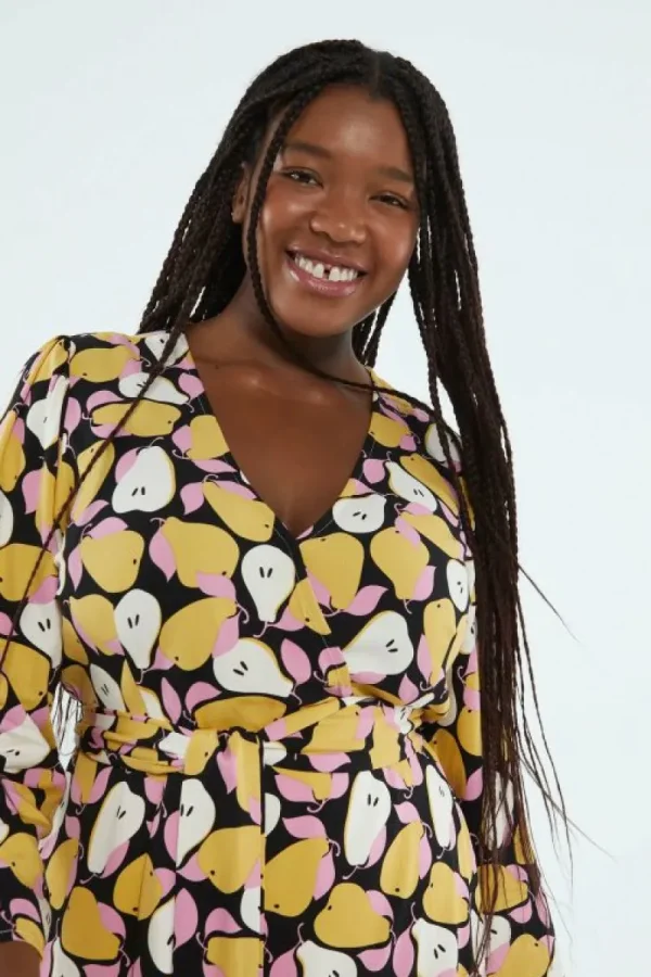 vestido_corto_cruzado_con_2-1.webp Vestido corto cruzado con estampado de peras-COMPAÑIAFANTASTICA Flash Sale