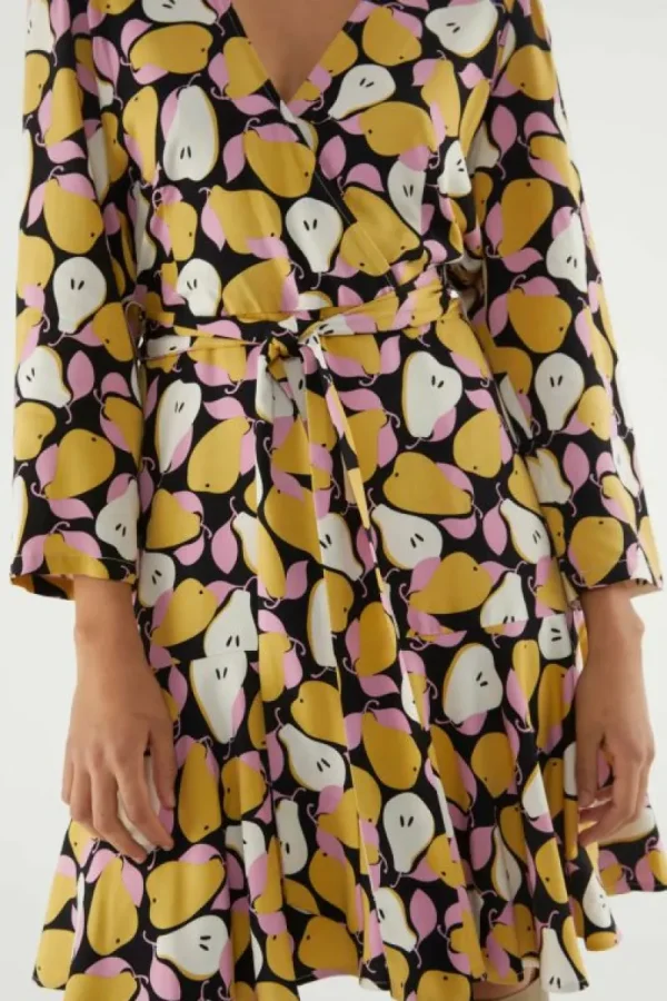 vestido_corto_cruzado_con_5-1.webp Vestido corto cruzado con estampado de peras-COMPAÑIAFANTASTICA Flash Sale