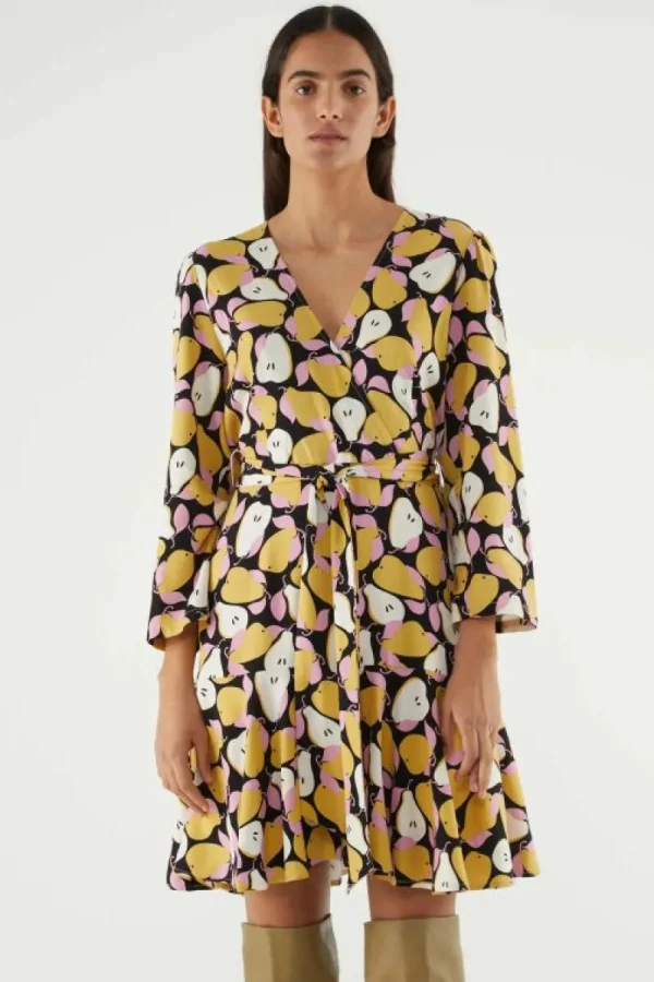 vestido_corto_cruzado_con_6-1.webp Vestido corto cruzado con estampado de peras-COMPAÑIAFANTASTICA Flash Sale