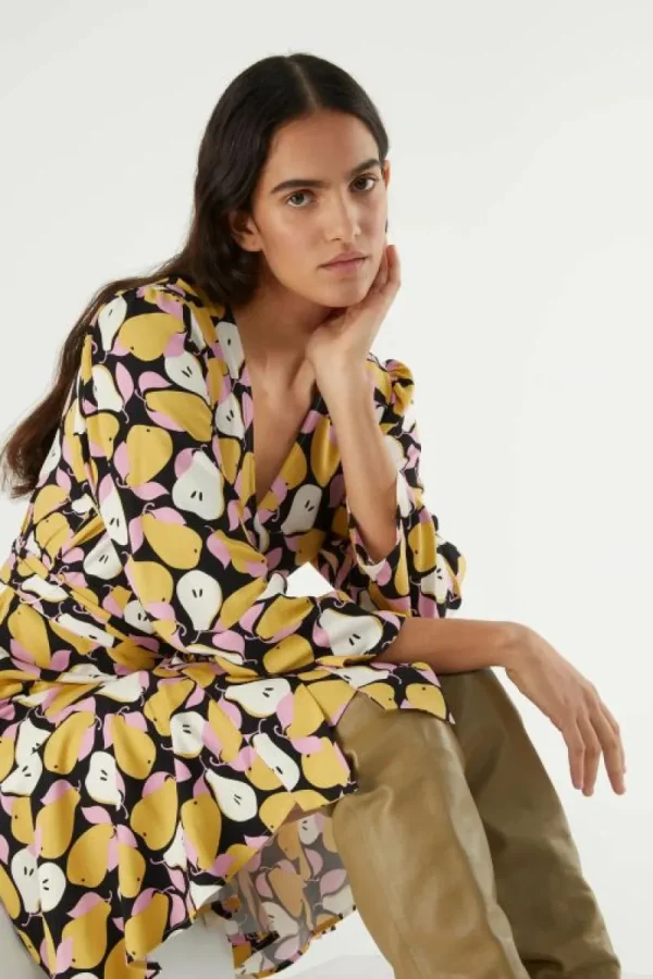 vestido_corto_cruzado_con_7-1.webp Vestido corto cruzado con estampado de peras-COMPAÑIAFANTASTICA Flash Sale