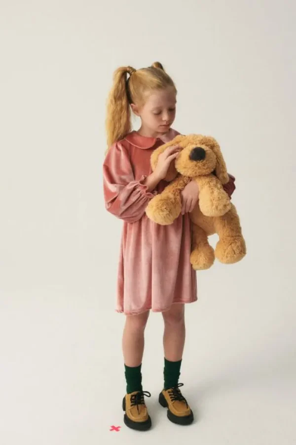 vestido_corto_de_nia_en_t_3.webp Vestido corto de niña en terciopelo rosa-MINI Best Sale