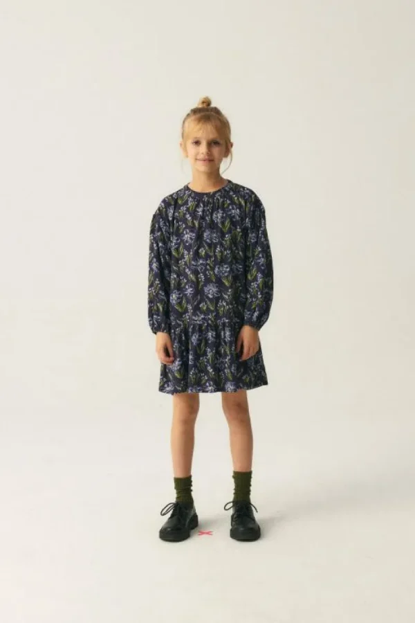 vestido_corto_de_nia_en_v_0-1.webp Vestido corto de niña en viscosa LENZING™ ECOVERO™ con estampado floral azul-MINI New