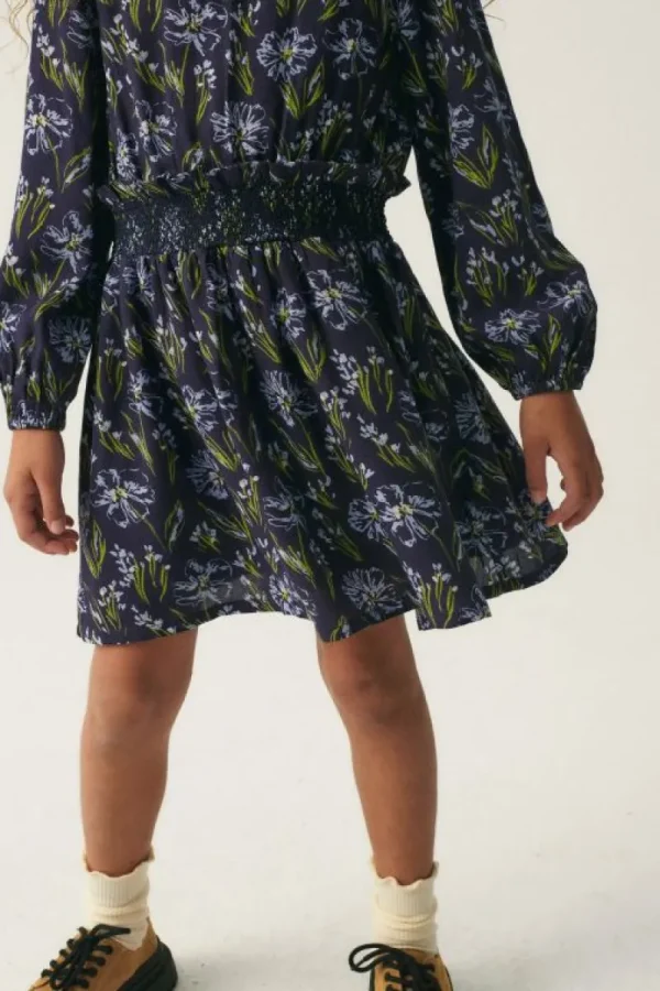 vestido_de_nia_en_viscosa_2-1.webp Vestido de niña en viscosa LENZING™ ECOVERO™ con estampado floral azul-MINI Outlet