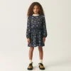 vestido_de_nia_en_viscosa_3-1.webp Vestido de niña en viscosa LENZING™ ECOVERO™ con estampado floral azul-MINI Outlet