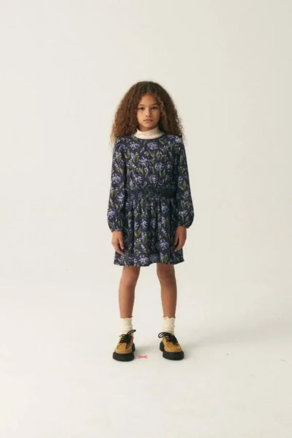 vestido_de_nia_en_viscosa_3-1.webp Vestido de niña en viscosa LENZING™ ECOVERO™ con estampado floral azul-MINI Outlet