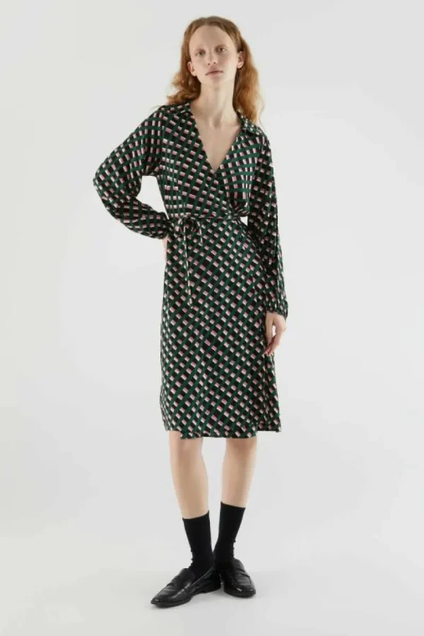 vestido_midi_cruzado_con__3-1.webp Vestido midi cruzado con estampado geométrico-COMPAÑIAFANTASTICA Online