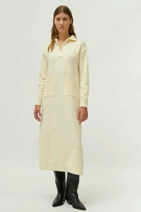 vestido_midi_de_punto_con_0-1.webp Vestido midi de punto con cuello polo blanco-COMPAÑIAFANTASTICA Outlet