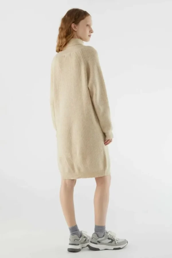 vestido_midi_de_punto_con_2.webp Vestido midi de punto con cuello vuelto beige-COMPAÑIAFANTASTICA Online
